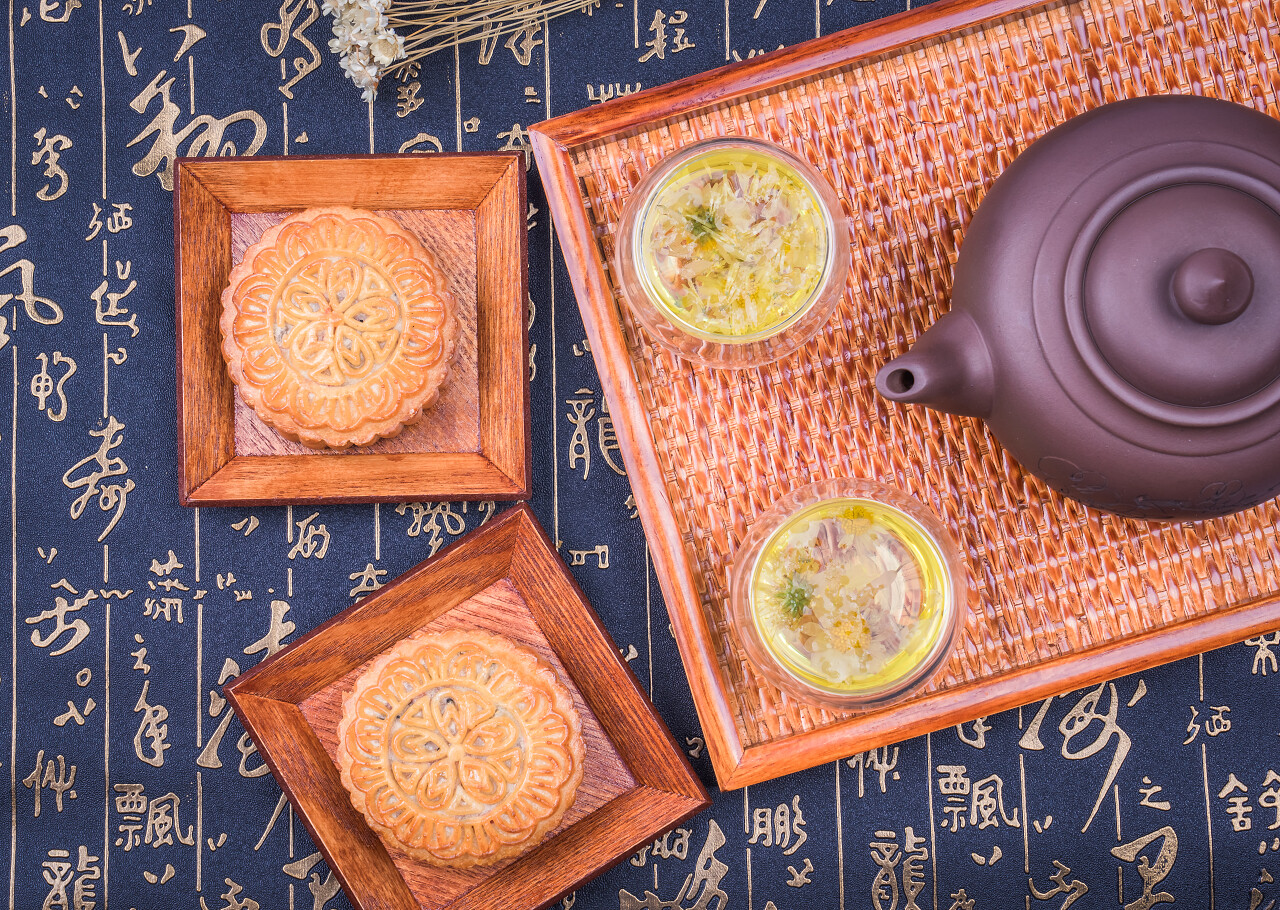月饼和茶中国传统中秋秋天节日食品八月十五中秋节月饼中秋节