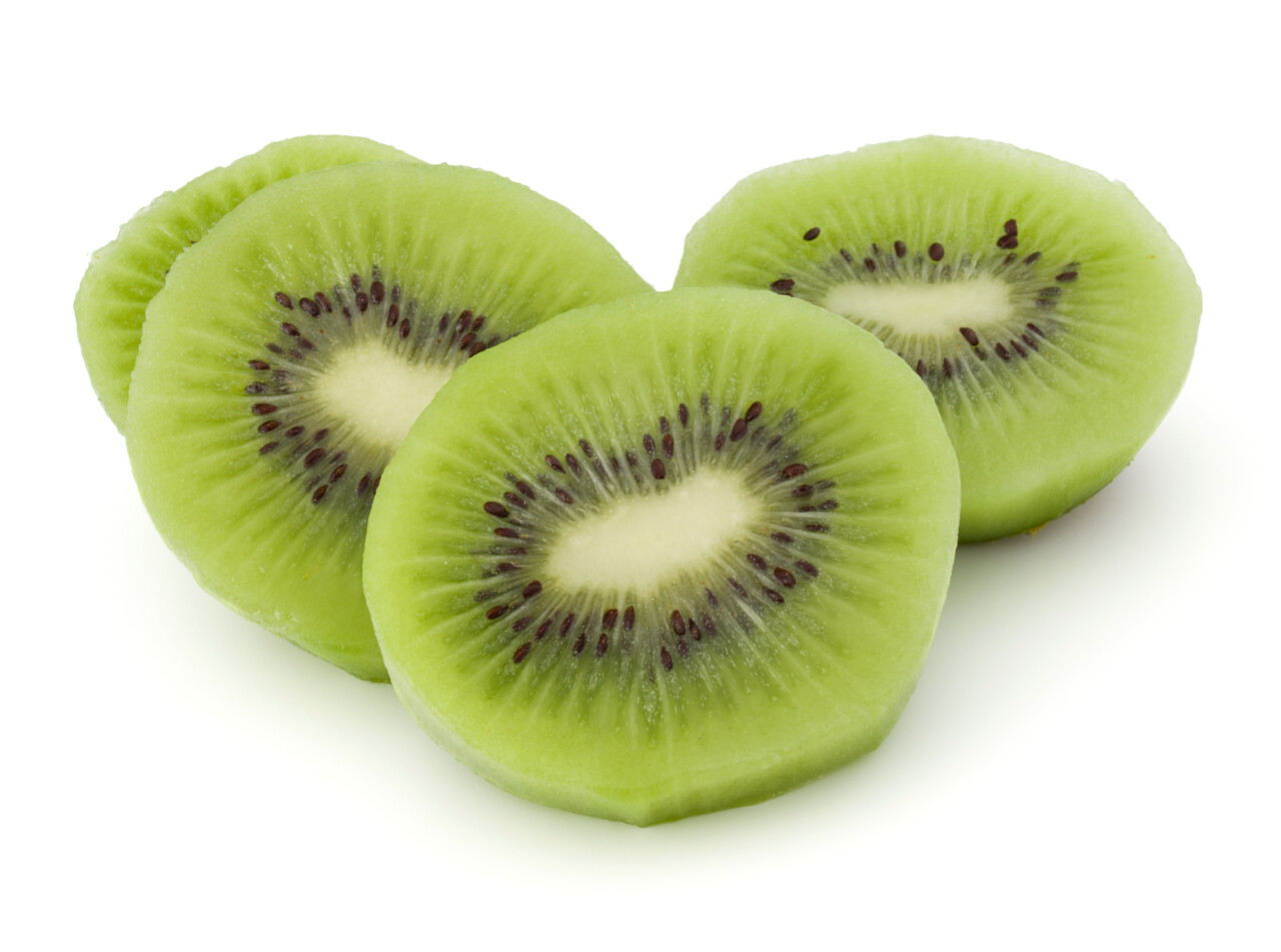 白色背景抠出一个孤立的新鲜猕猴桃切片