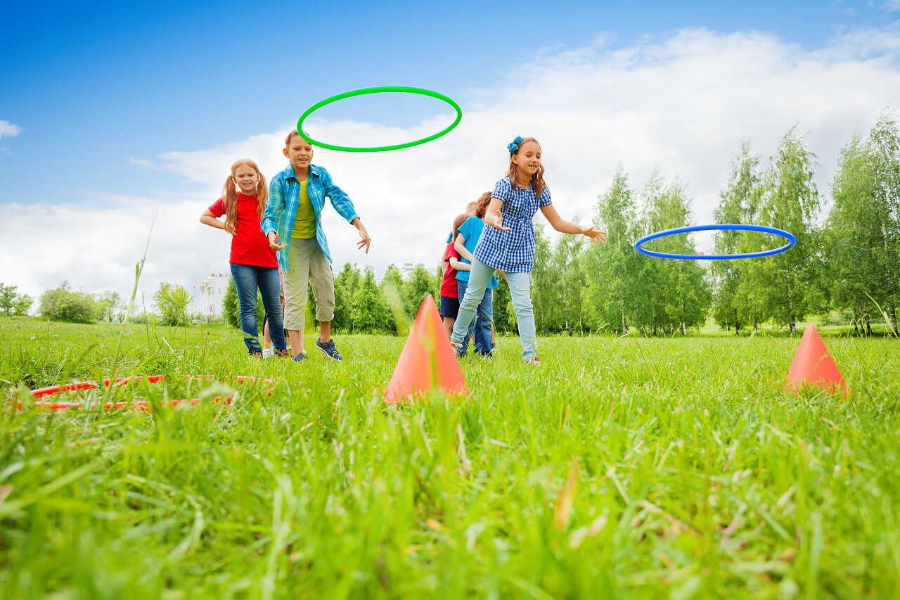 孩子们在草坪上玩耍幸福童年孩子幸福的人美好童年