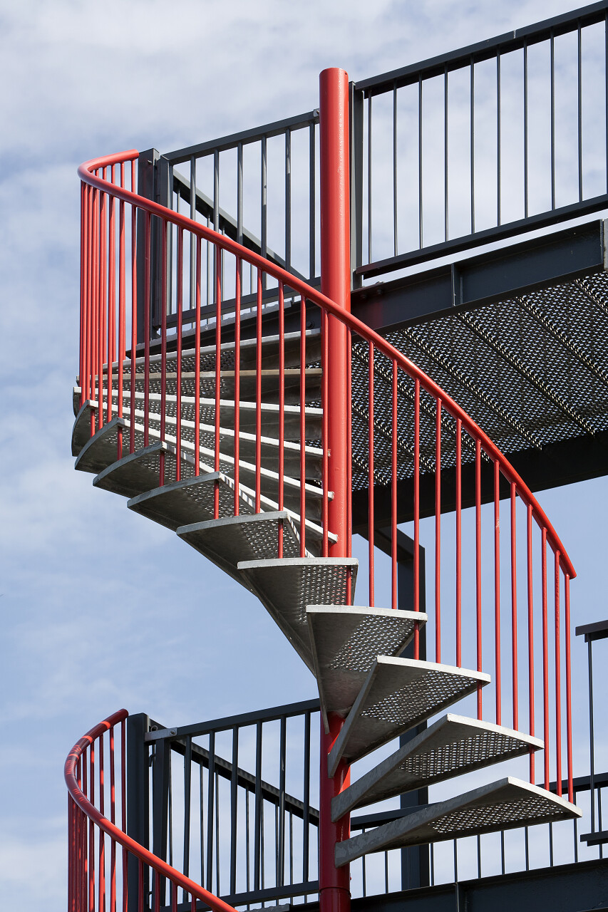 阳光下的旋转楼梯