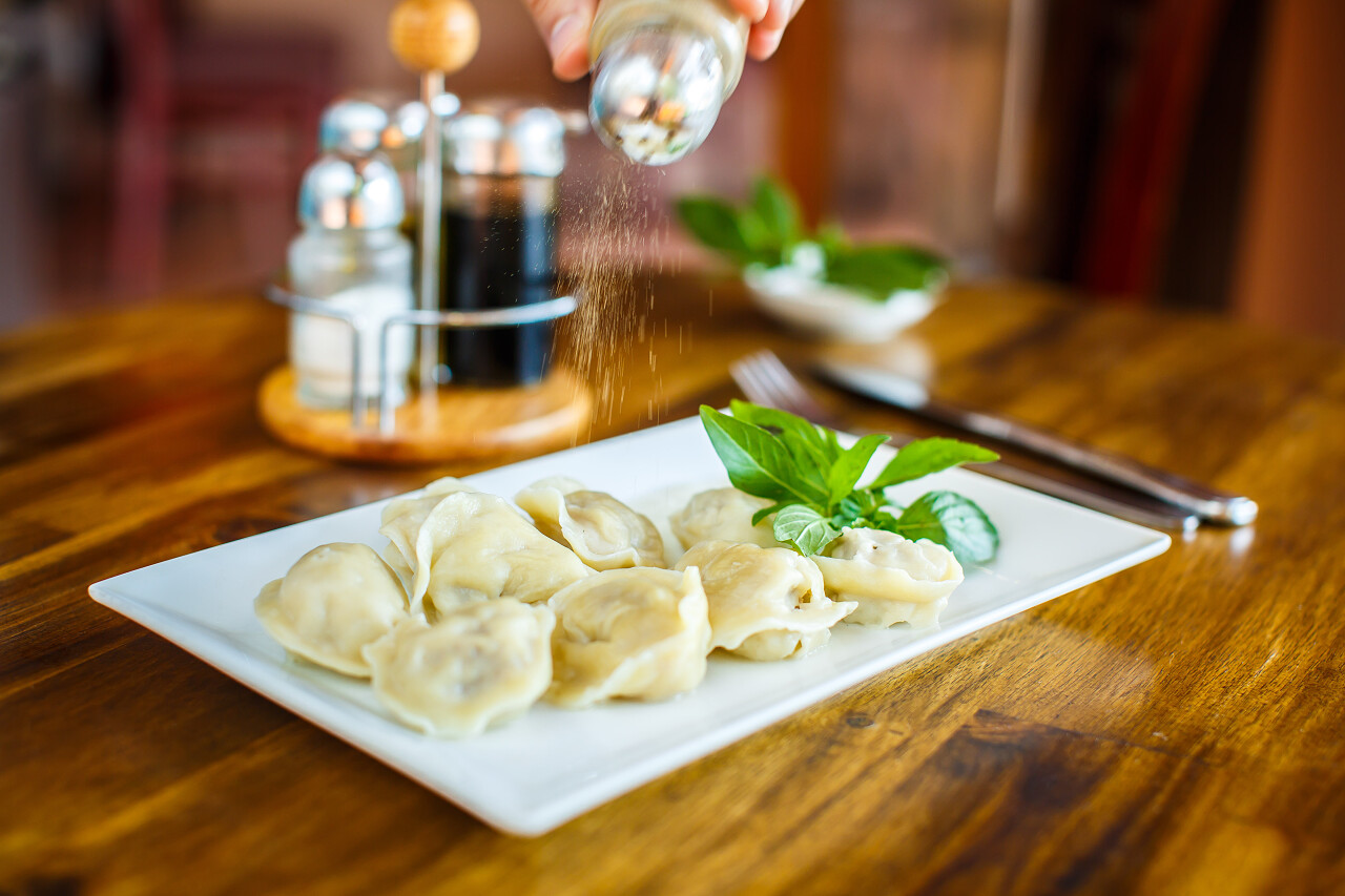 饺子放在白色盘子里
