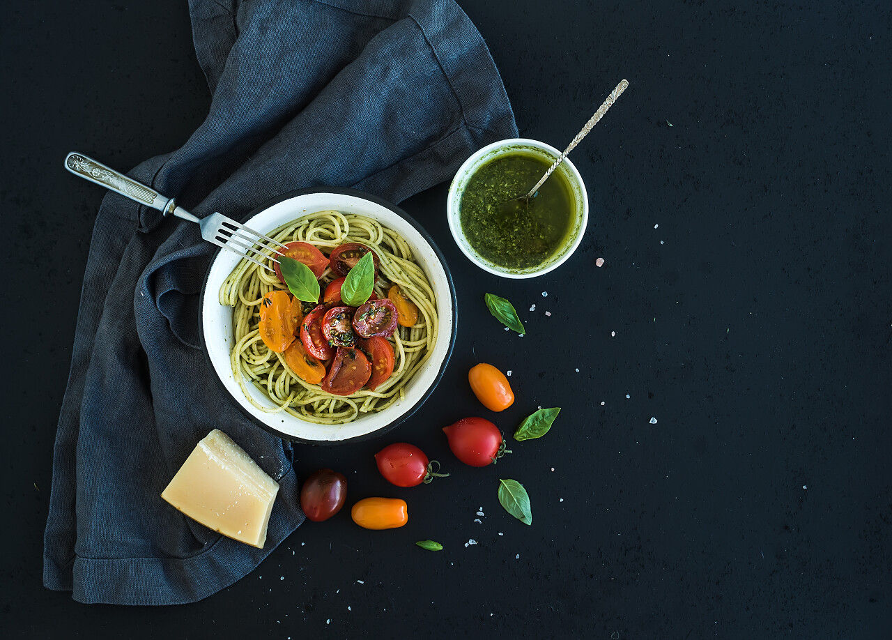 意大利面放在黑色的桌子上西餐背景