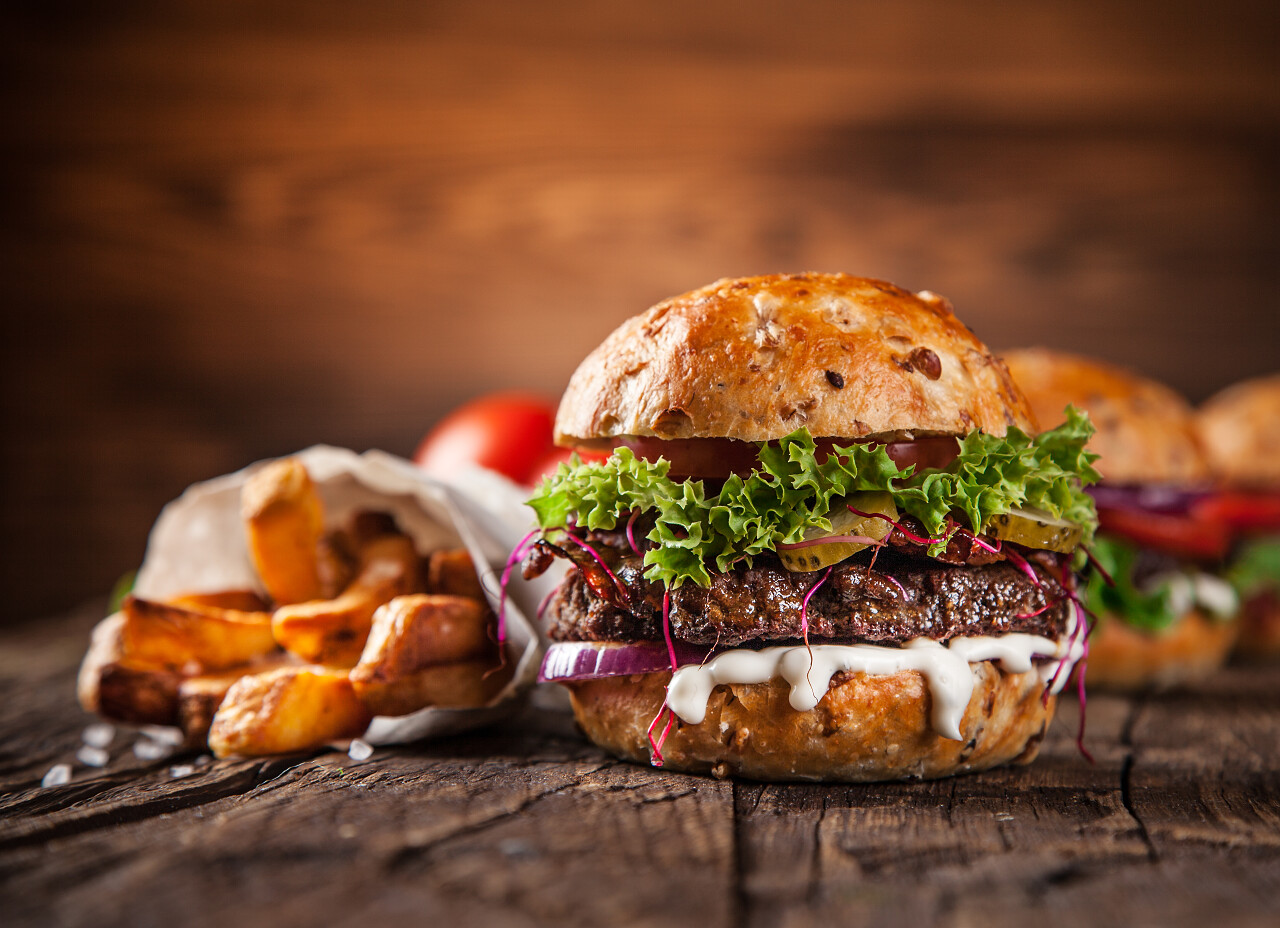 木制背景的自制汉堡包的特写