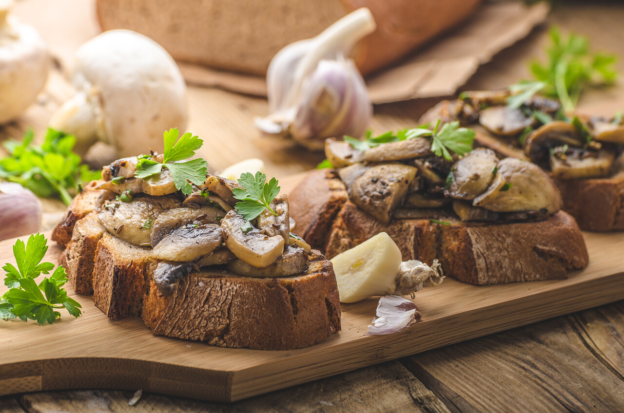 大蒜蘑菇面包烘焙