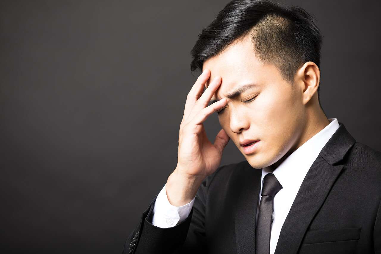 抑郁症的黑色背景的商人