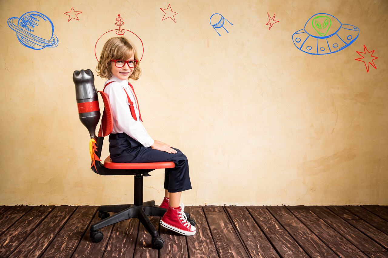 喷气背包办公椅的年轻商人