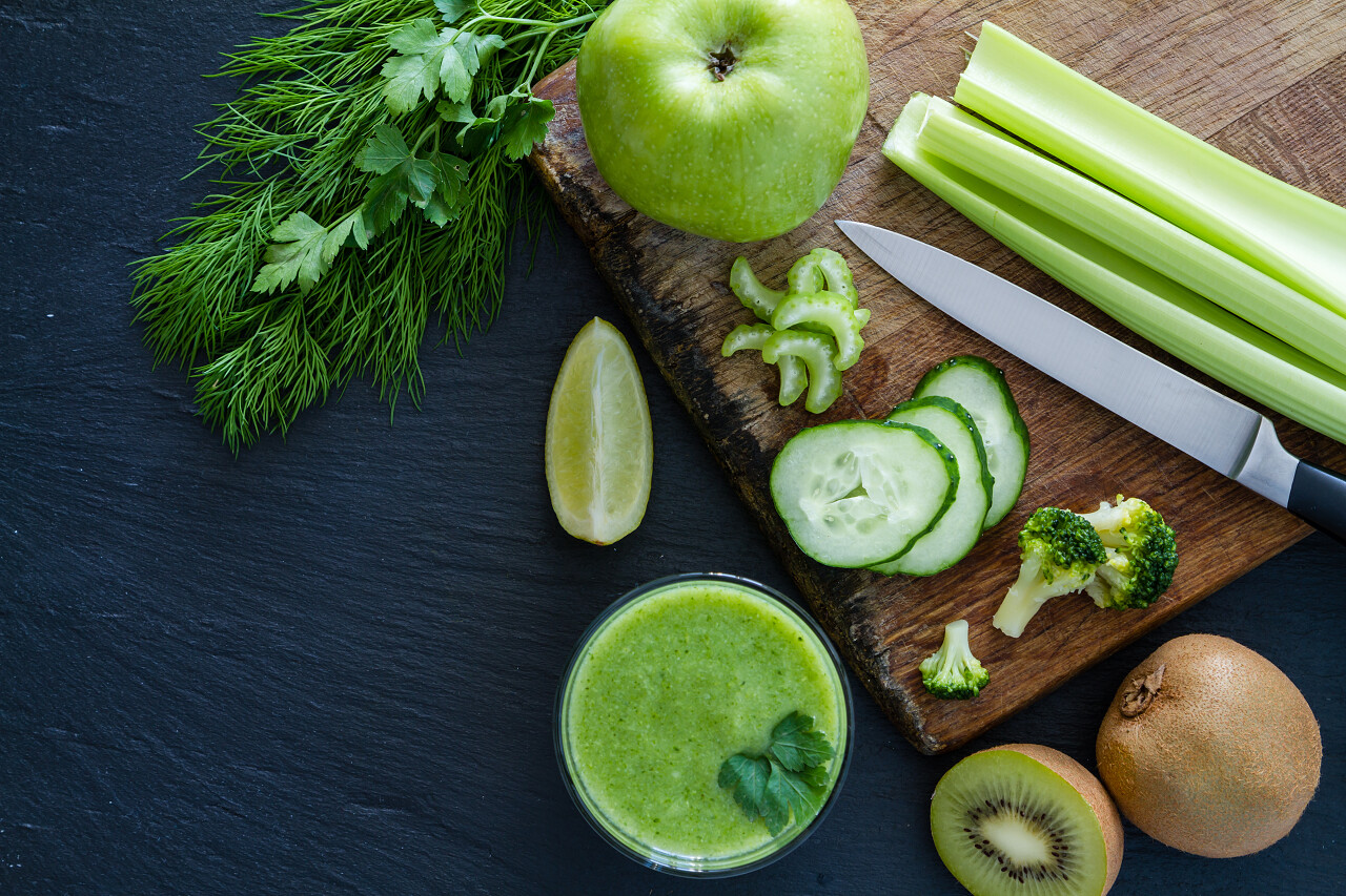 绿色的思慕雪和牛油果、 苹果、 芹菜、 黄瓜、 西兰花、 猕猴桃