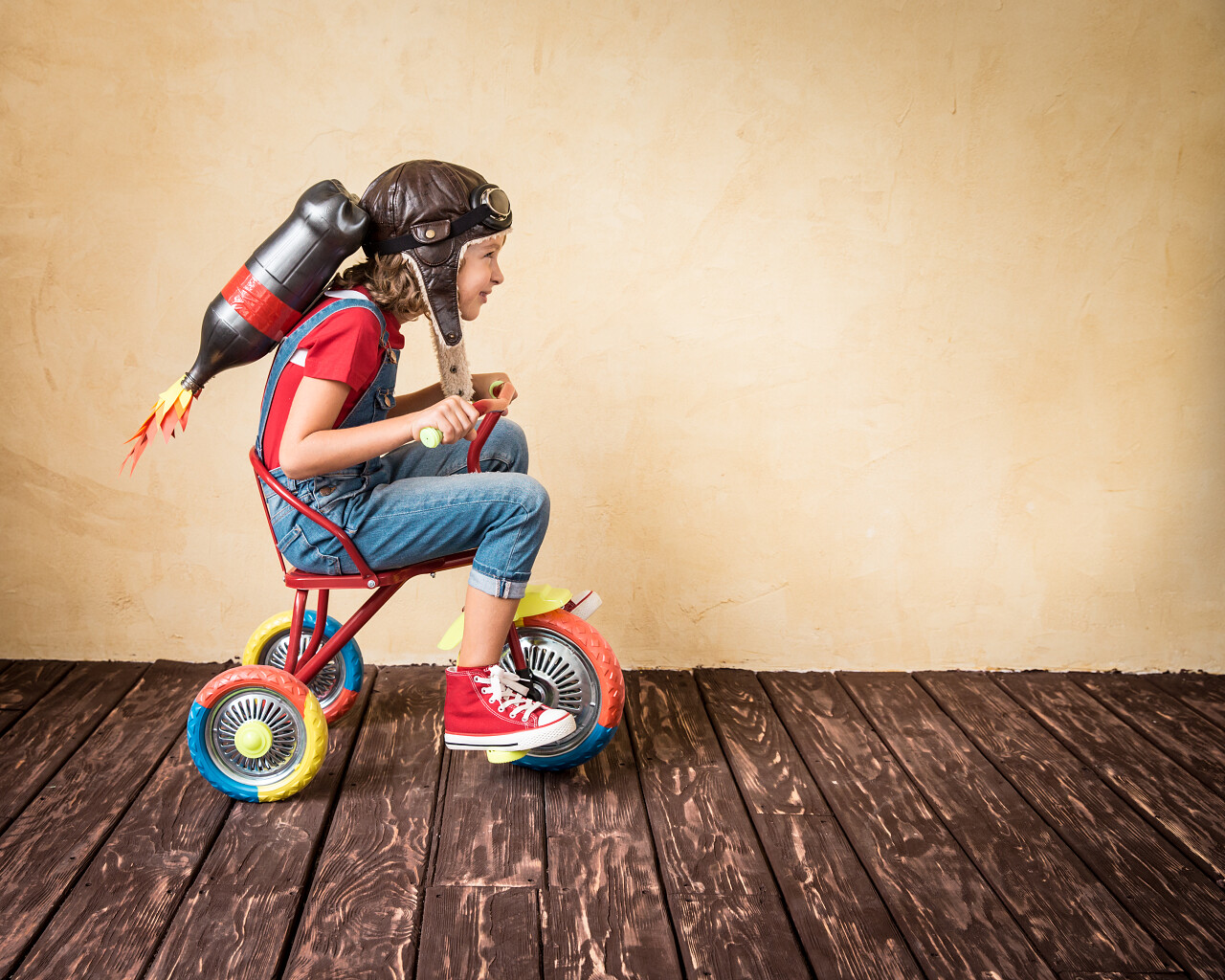 喷气式飞行背包骑自行车的孩子在家里玩