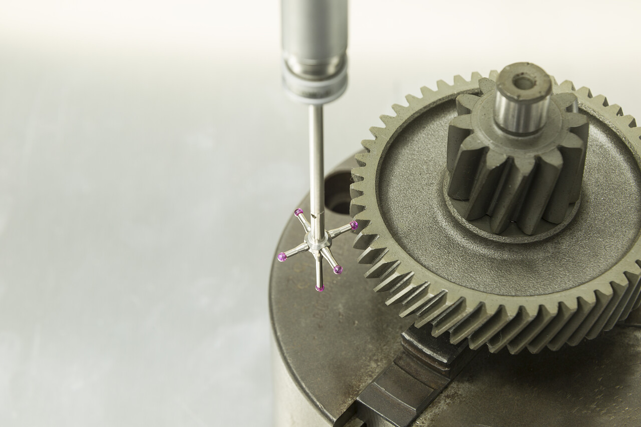 检查汽车齿轮尺寸由三坐标测量机