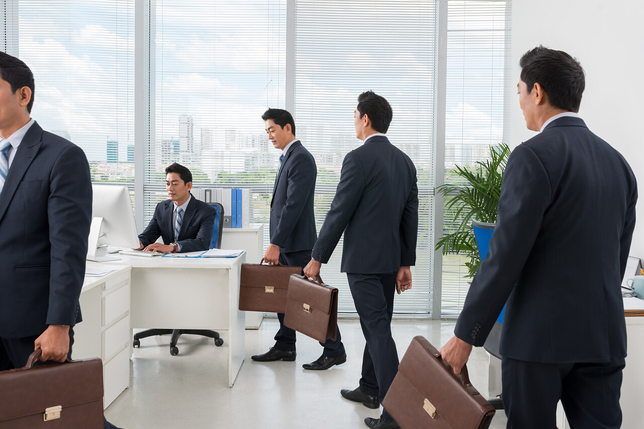 西装男人拿着公文包