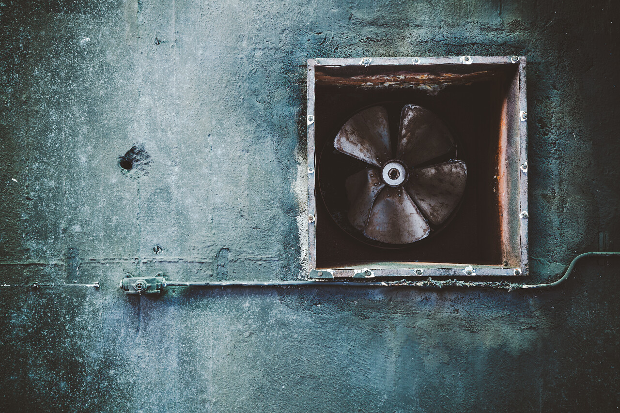 空调风管和废弃的工厂