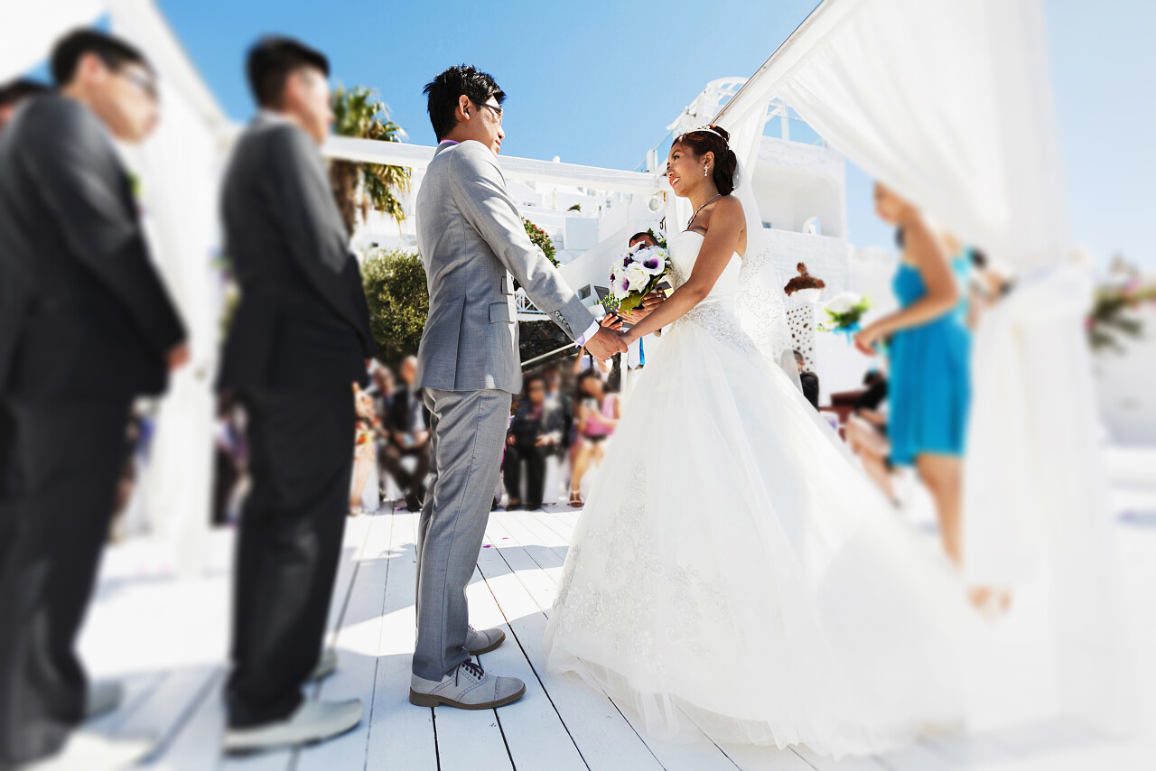 新郎新娘举行婚礼