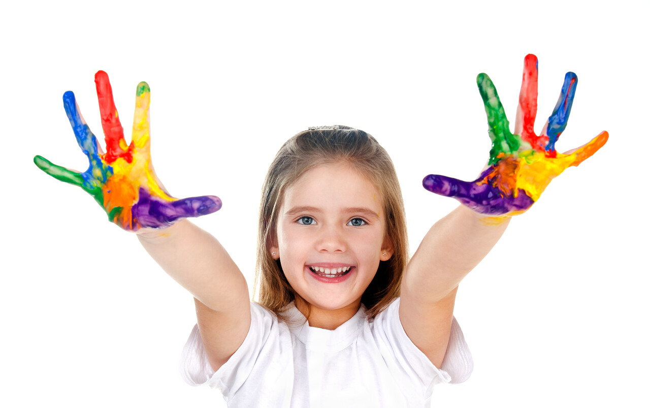 快乐可爱的小女孩手上七彩颜料微笑的小女孩