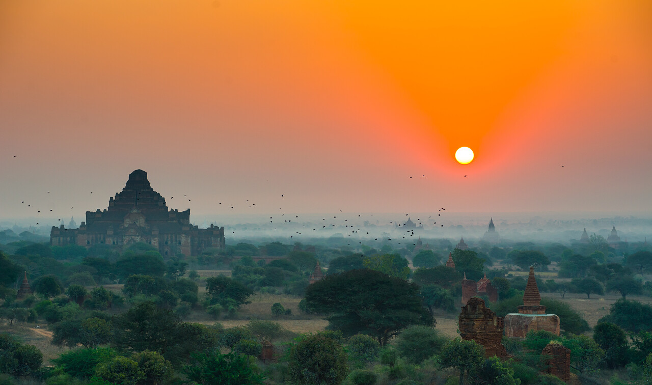 缅甸蒲甘的寺庙日出