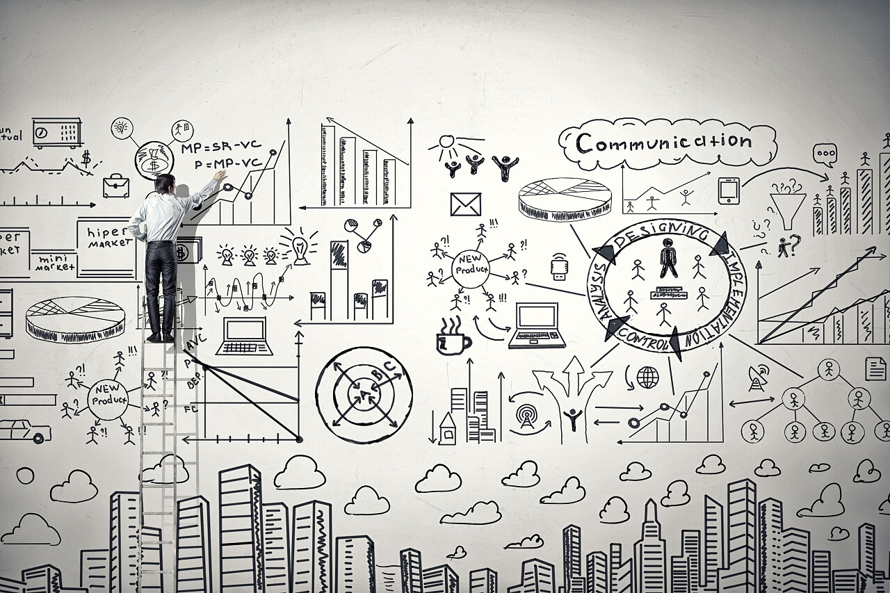 男人在墙上画图