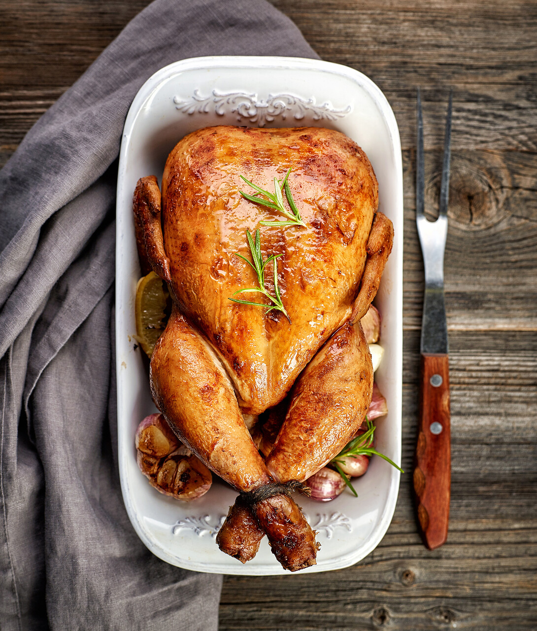 烤鸡放在木质桌子上