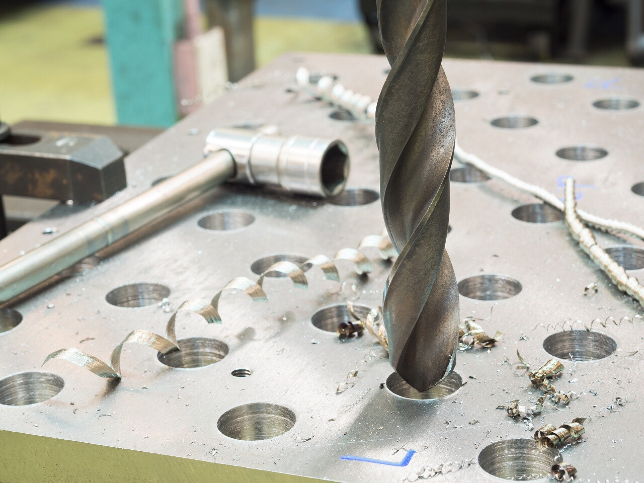 使用高速钻床钢板由半径钻孔机