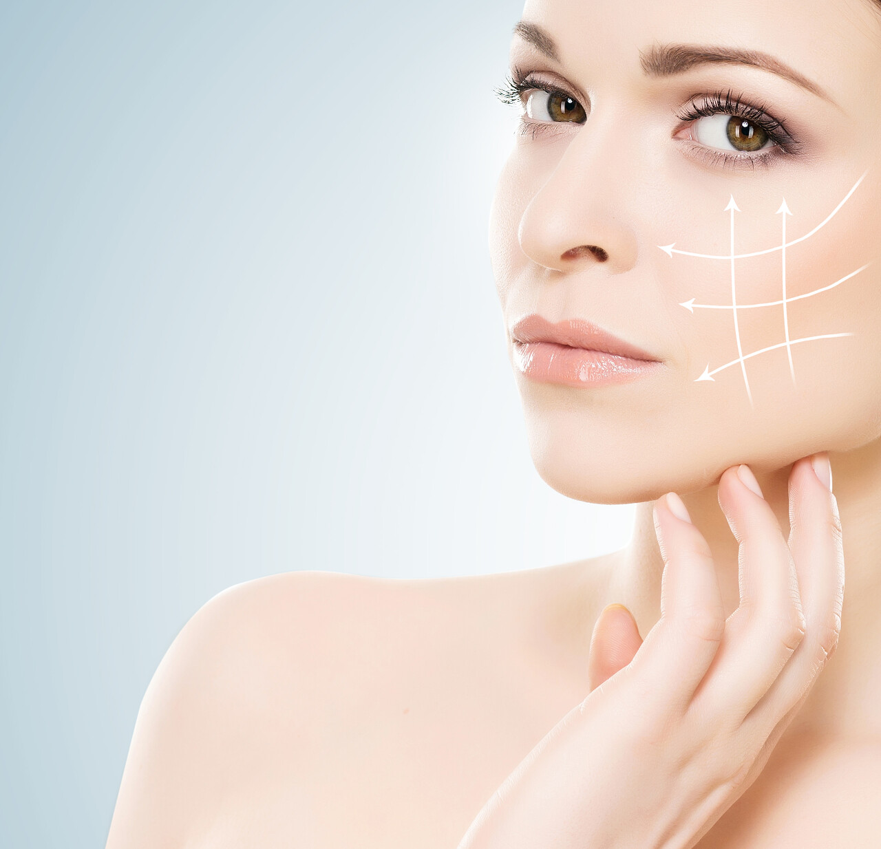 美丽 性感健康女孩的脸上的箭头的特写脸上箭头面部刮痧