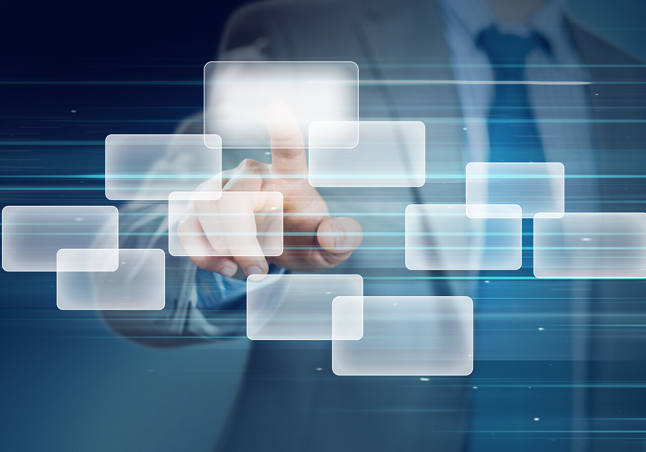 手的触摸虚拟屏幕上的单元格的商人