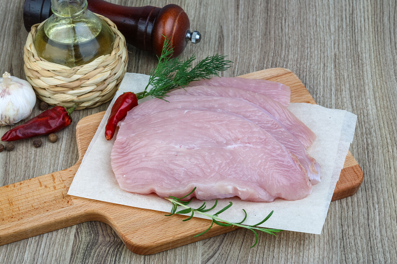 牛排和迷迭香的木材的背景