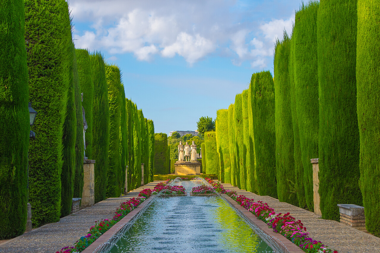 蓝色天空下绿色的花园西班牙