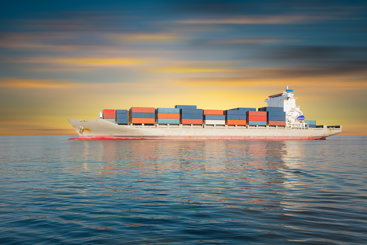 晴朗天空背景下海上货运船舶和货物集装箱海关日