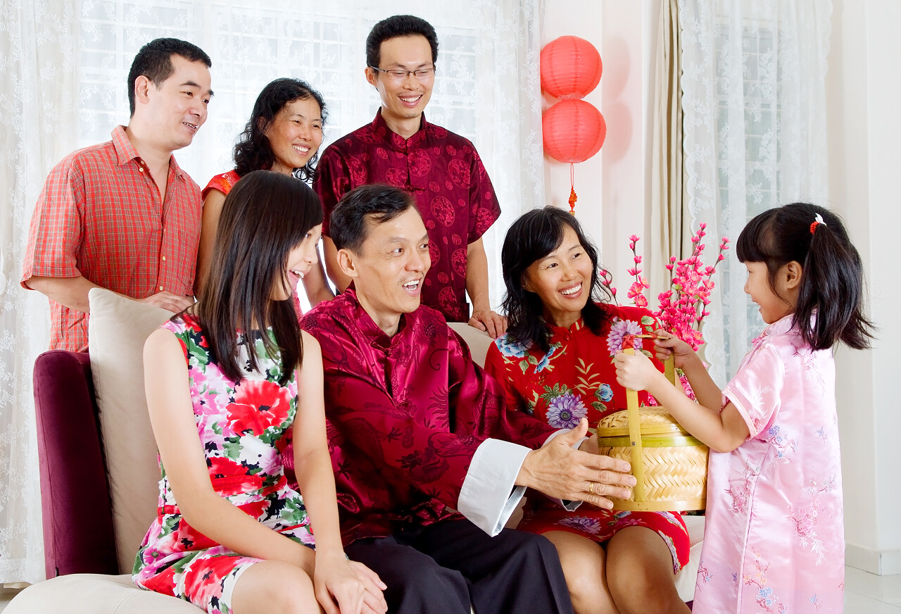 庆祝中国农历新年的亚洲家庭幸福一家人幸福家庭幸福的人拜年除夕