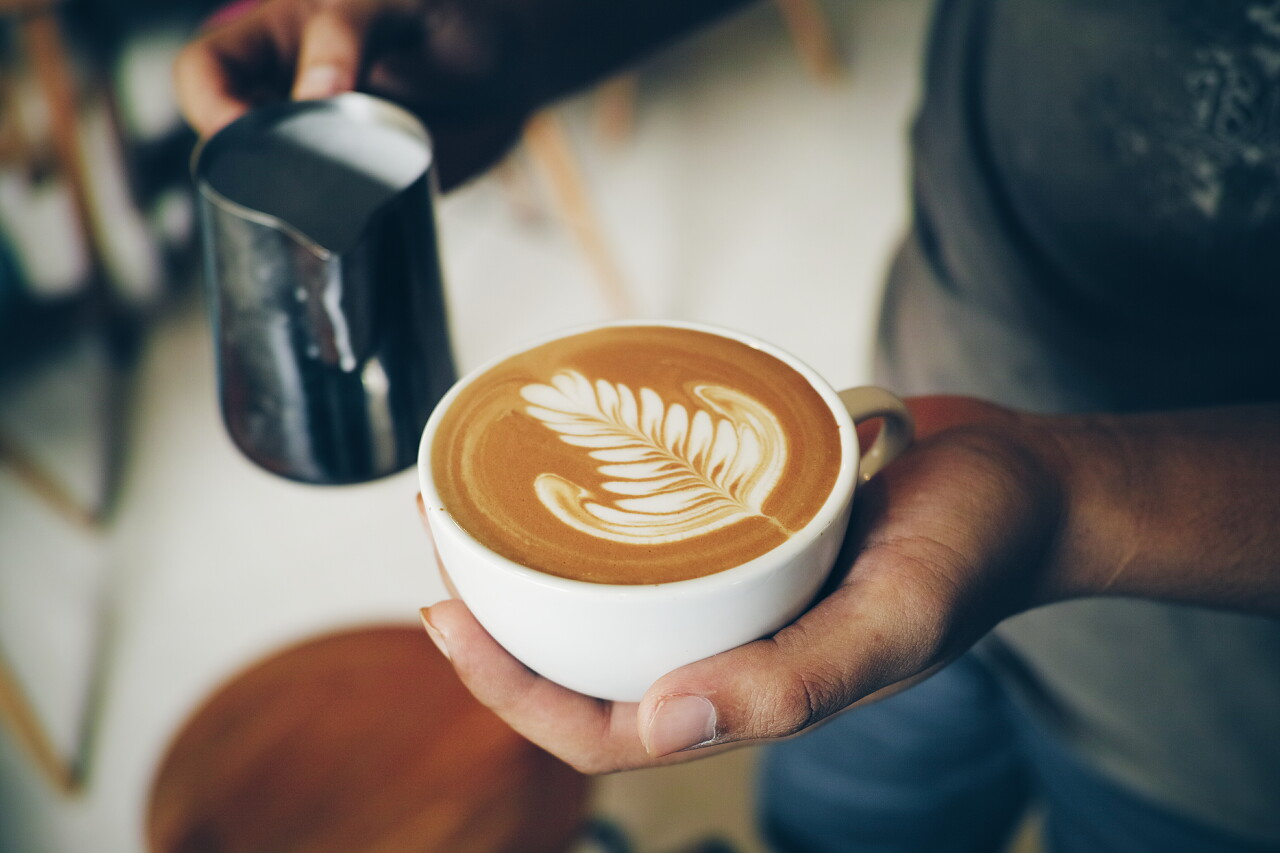 老式的颜色基调的杯咖啡拿铁艺术