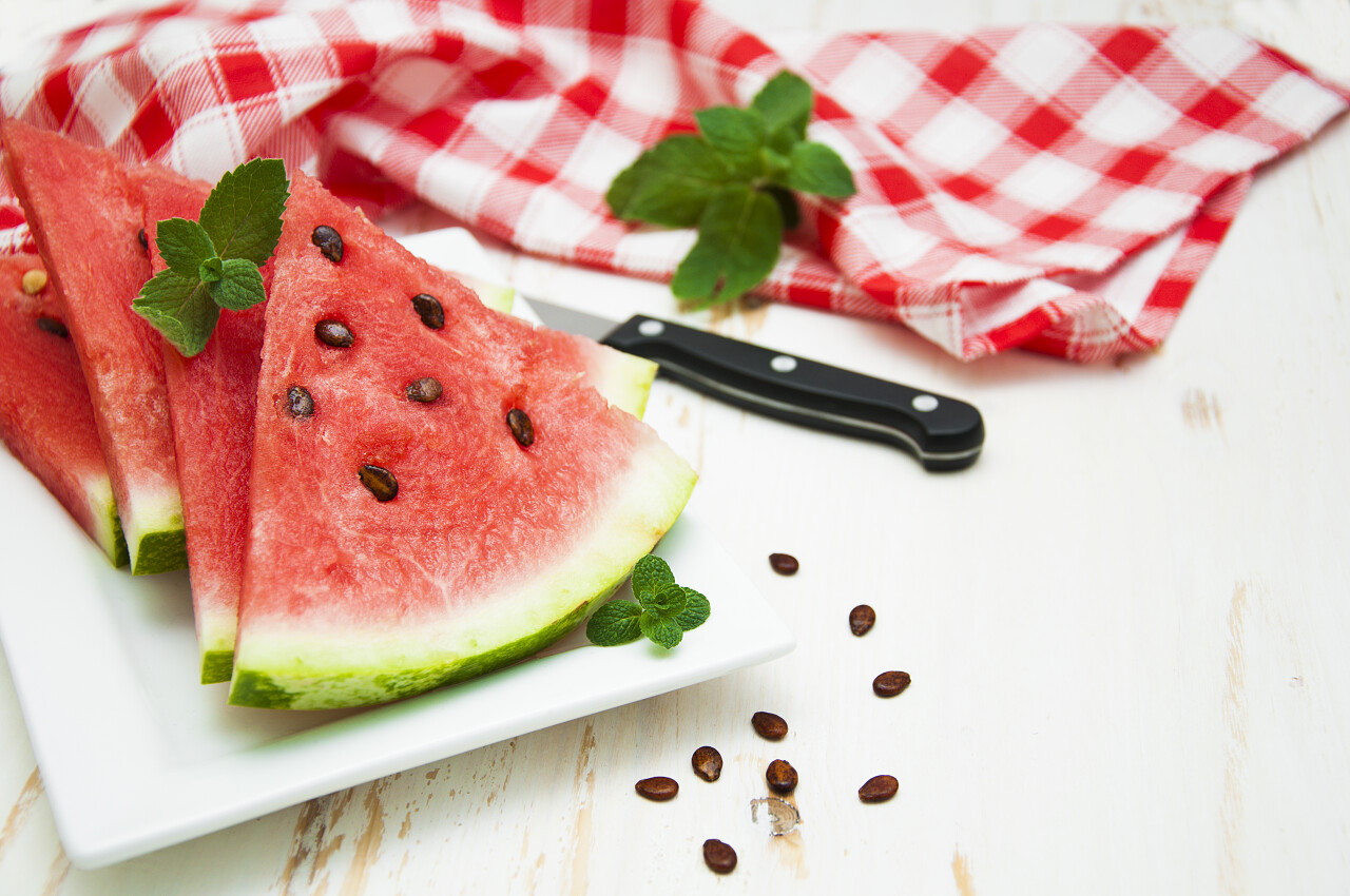 薄荷在白色的木制背景板上西瓜片