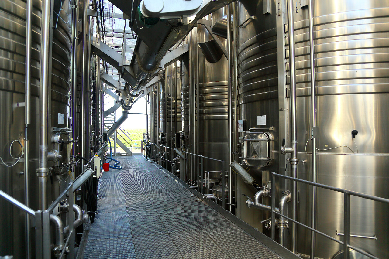 正在工作的露天葡萄酒加工机房