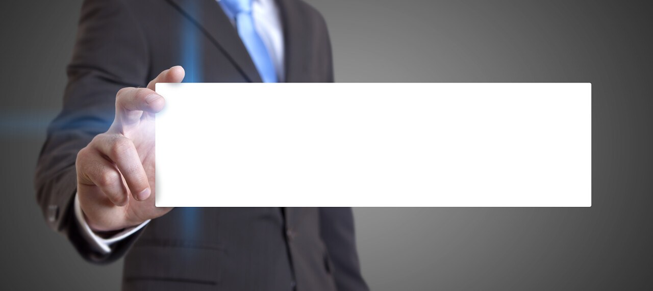 他手里拿着白色名片的商人
