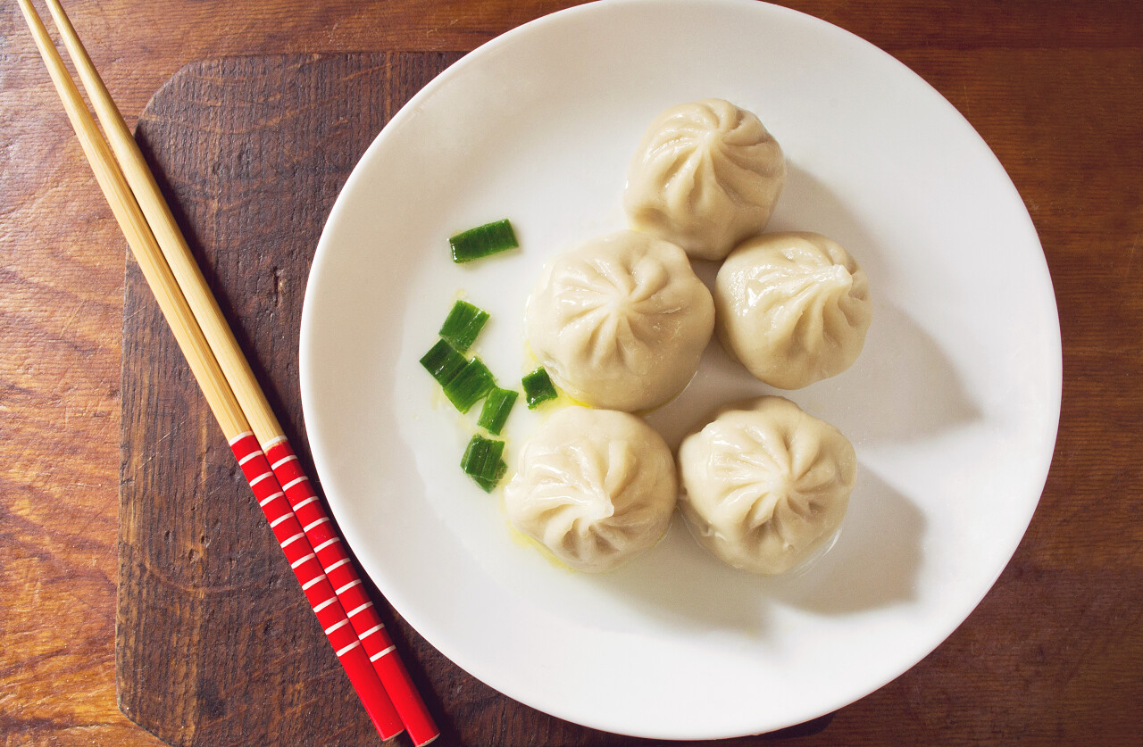 中国用筷子汁蒸饺子 (包子)
