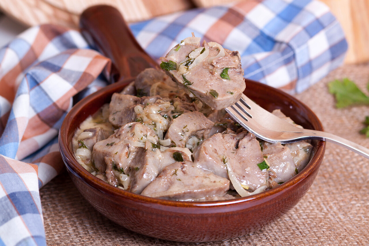 红烧猪肉猪舌在一个碗里