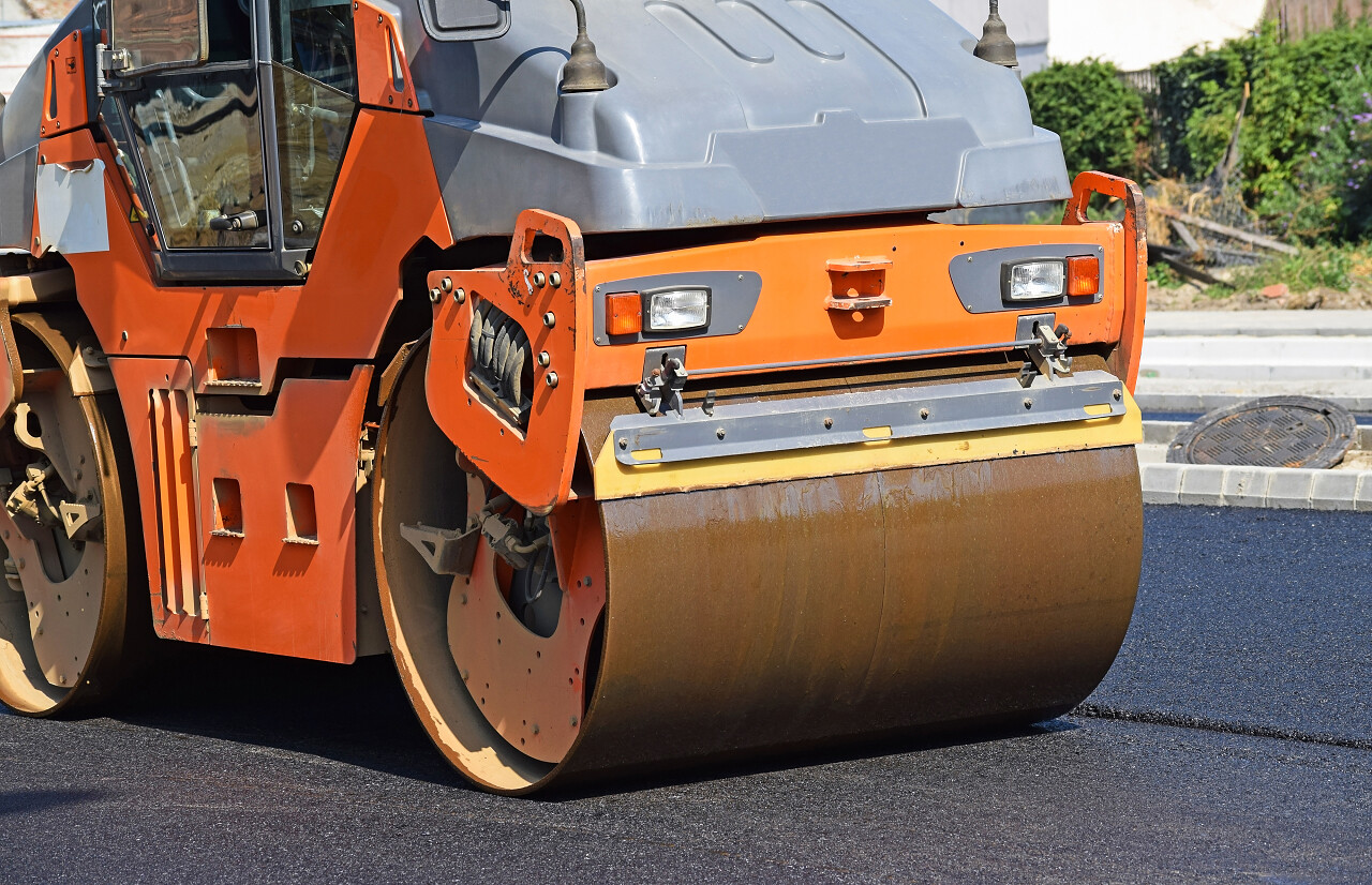 在公路建设工作蒸汽压路机