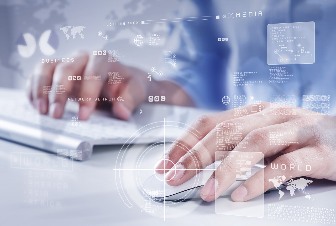 商人和使用键盘鼠标的手