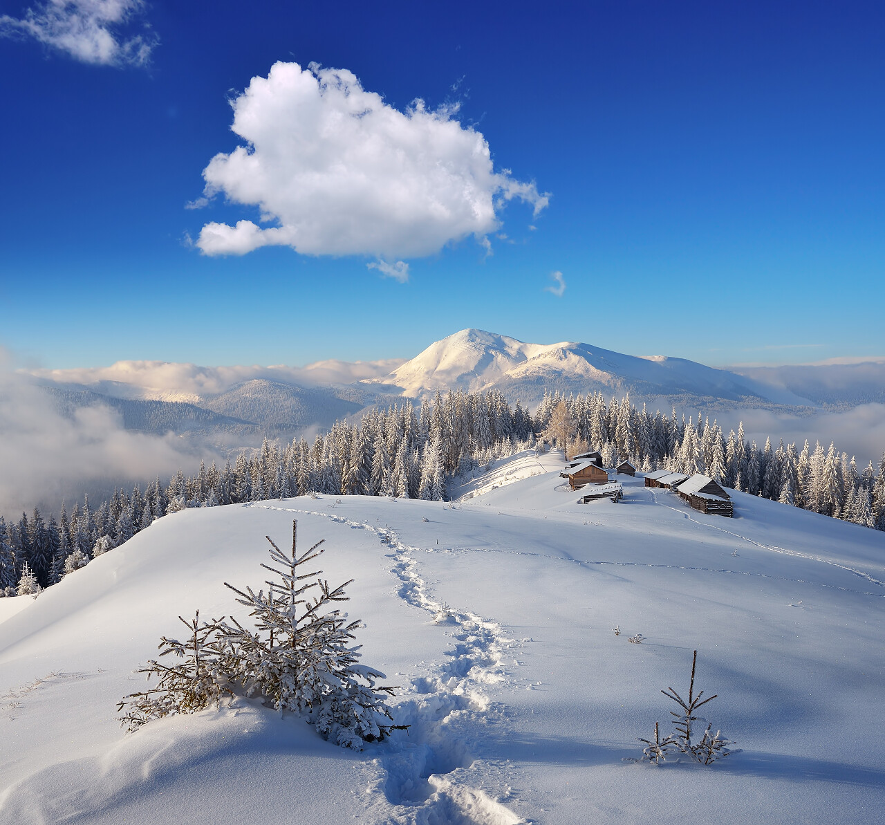 冬天地理位置绝佳的小道到山间小屋风景