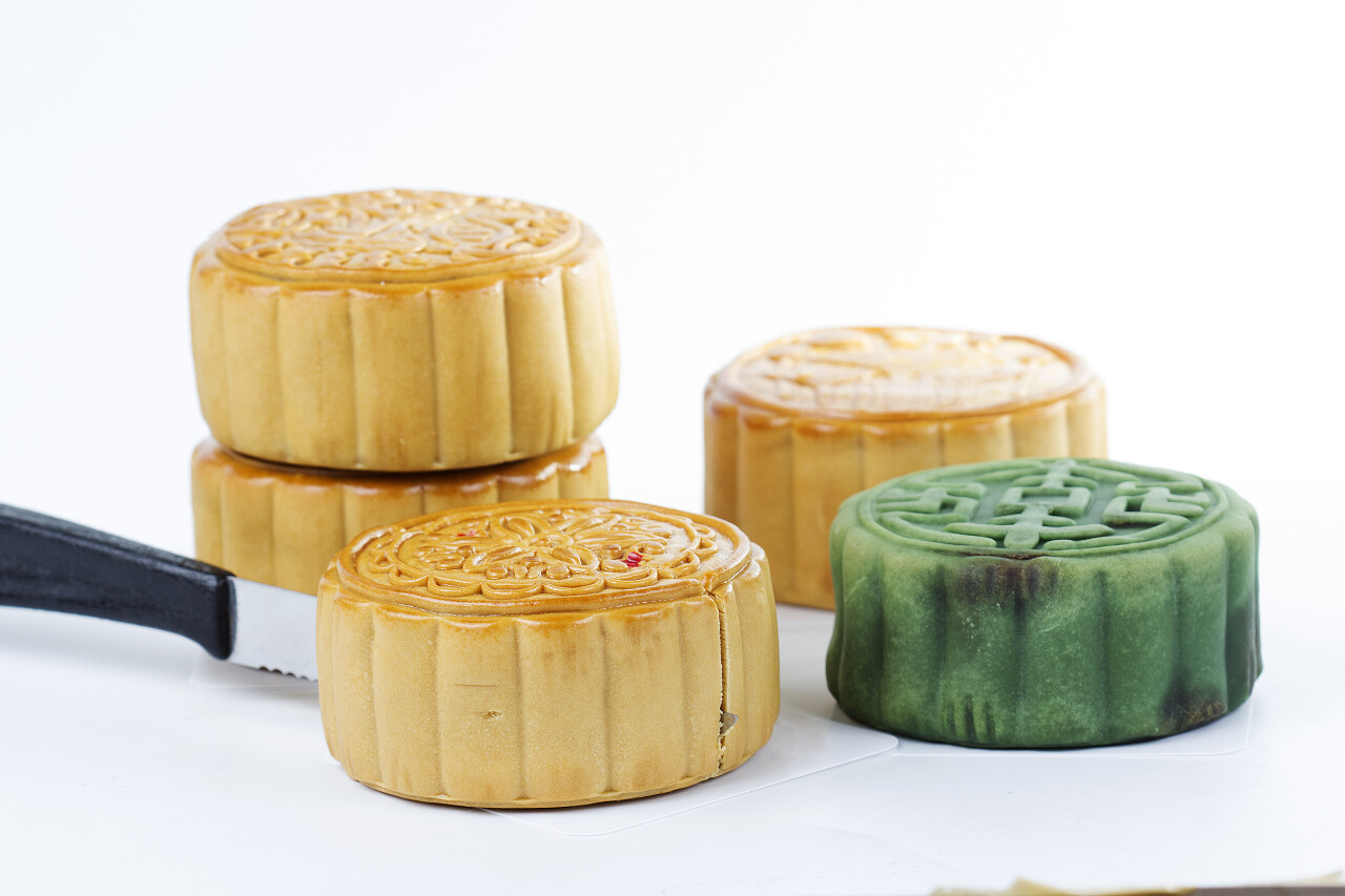 白色背景上的秋天节日食品月饼八月十五中秋节月饼中秋节