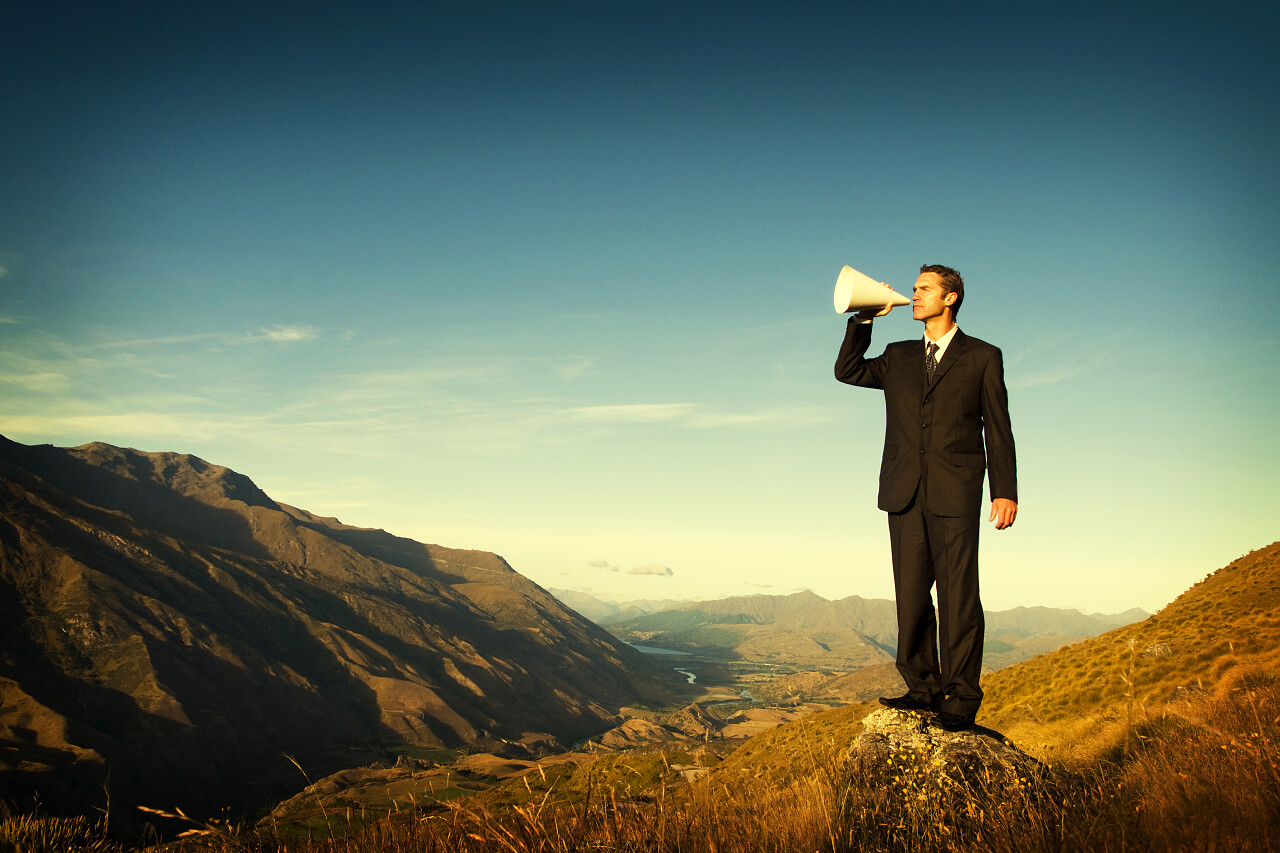在山上拿着喇叭呐喊的商人领导力提升