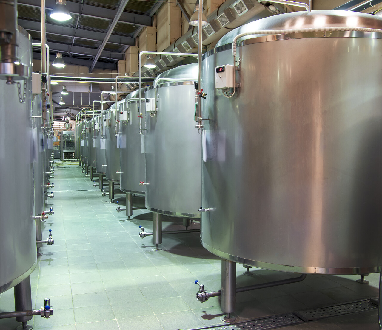 啤酒厂正在酿造的啤酒的钢罐