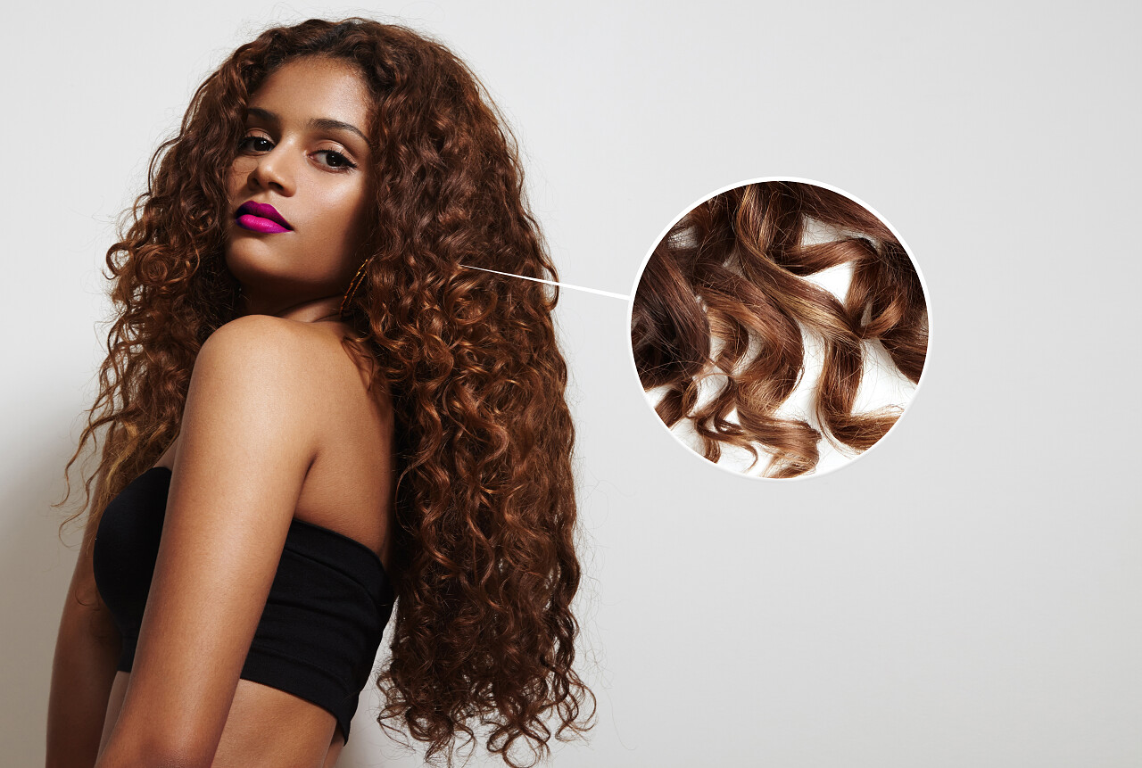 白色的背景下放大镜显示着卷曲的头发女生头发长头发美女