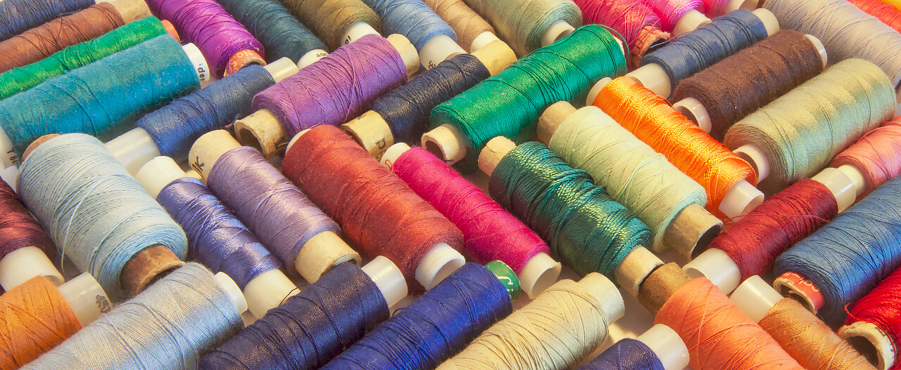 庞大的杂色串线圈