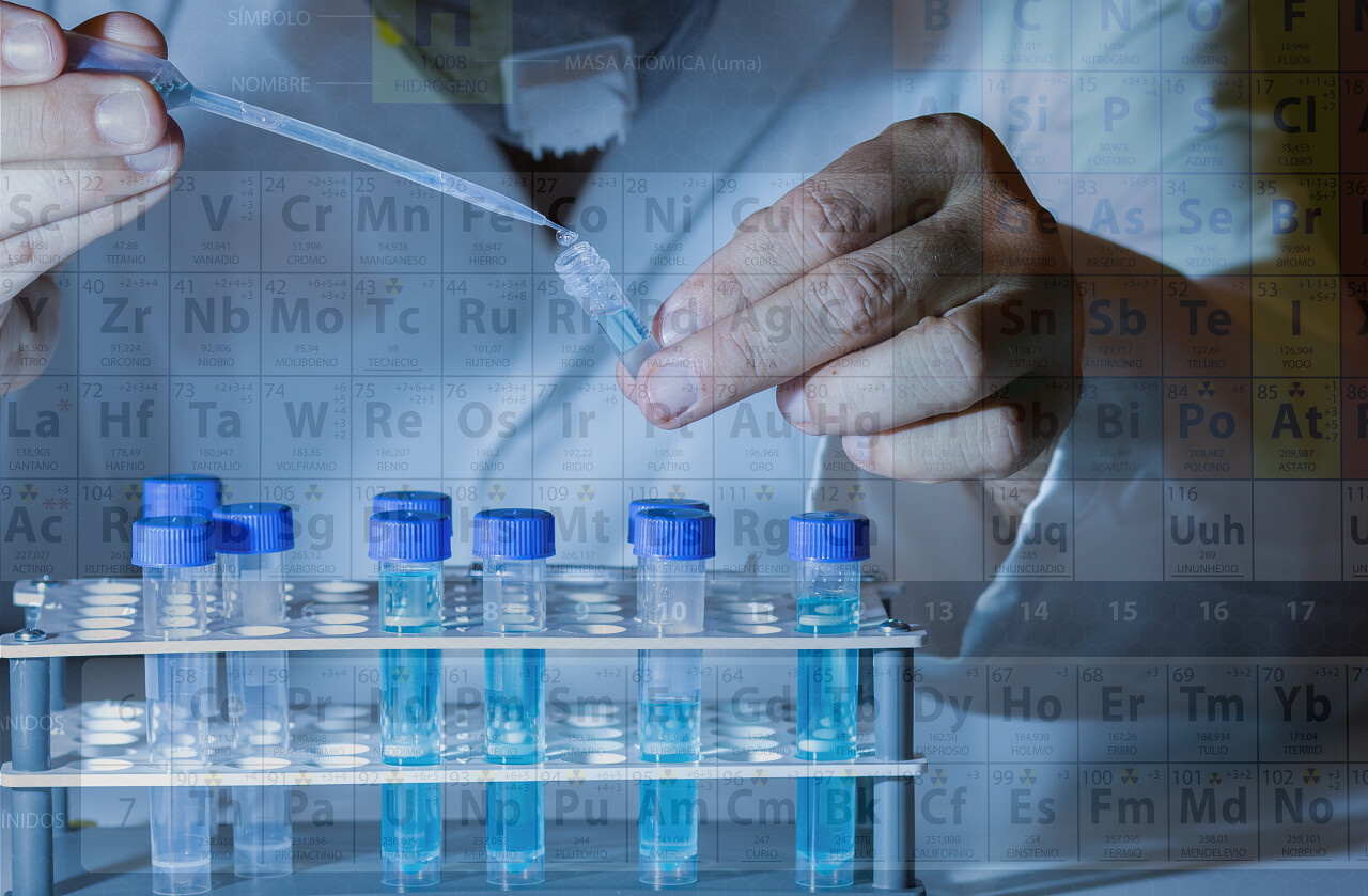 科学家在实验室做实验与测试