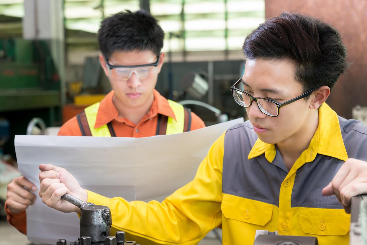 帅气机械工程师正在认真检查设备