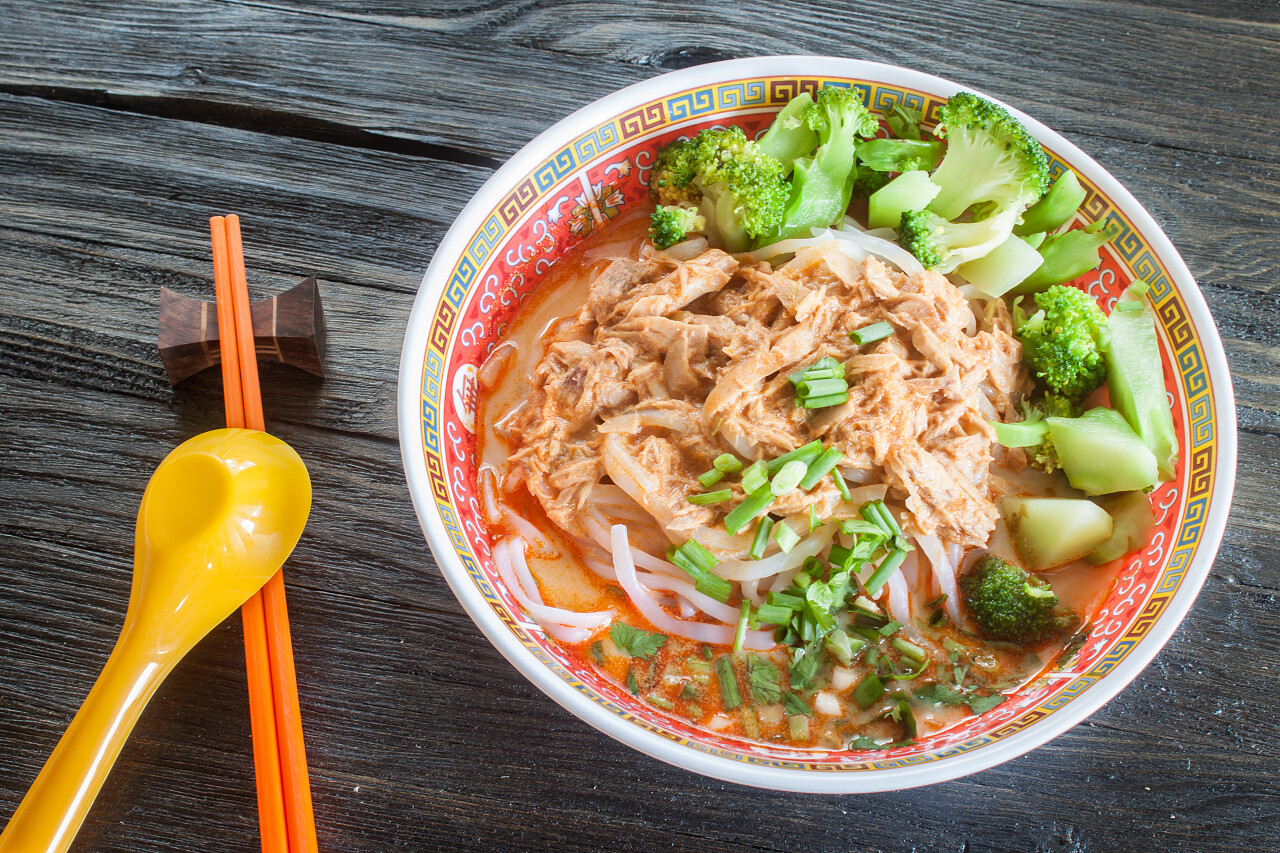 饭桌上美味的魔芋鲭鱼鱼酱