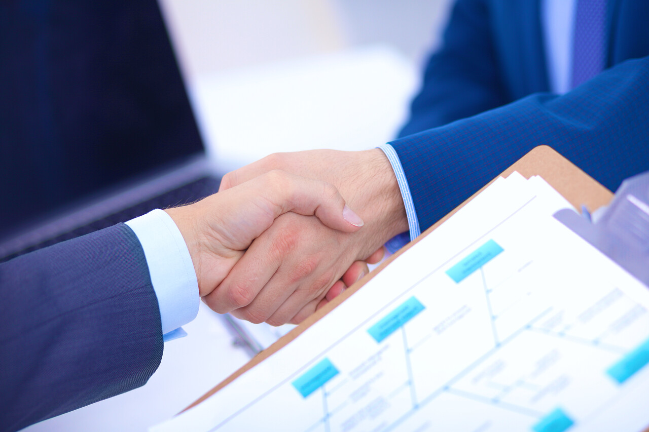 在办公室里结束会议的商人们握手签约成功合作合作团结握手企业团结团结人物合作平台商务合作握手