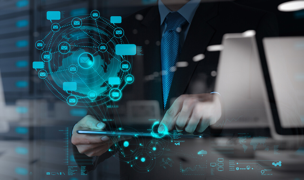 年中总结商业科技笔记本电脑科技感科技时代办公人士