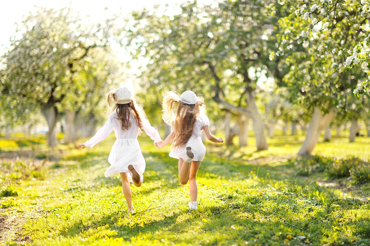 两个女娃夏天树林阳光两个好朋友玩耍幸福童年 孩子幸福的人美好童年