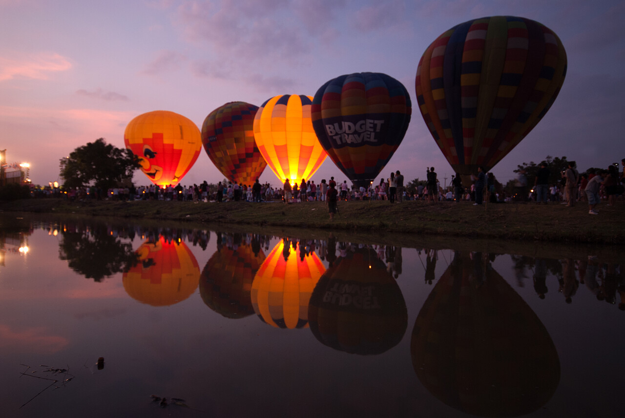河边湖畔上五个热气球静静站立在午后的夜空下