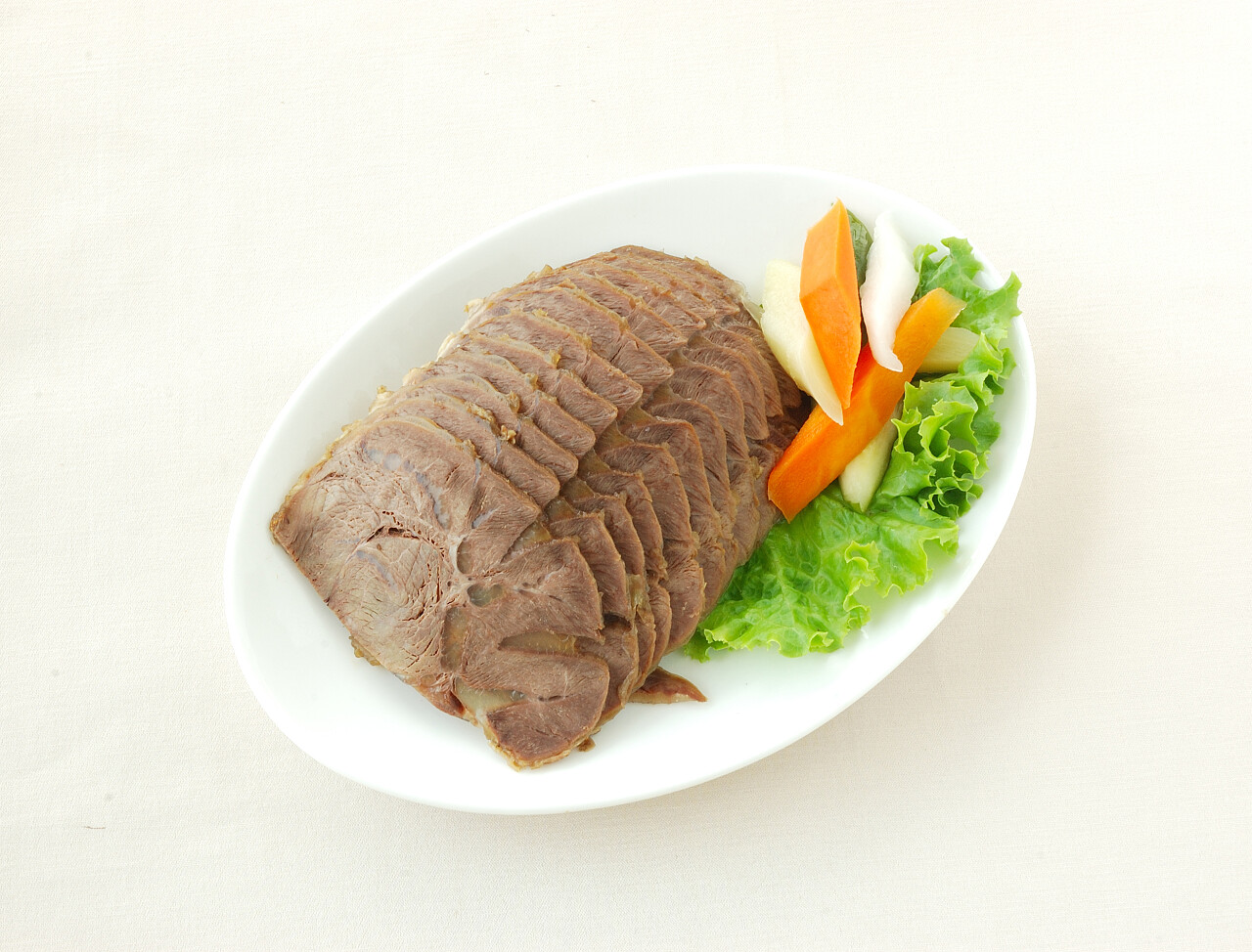 一盘牛肉胡萝卜青菜中国美食