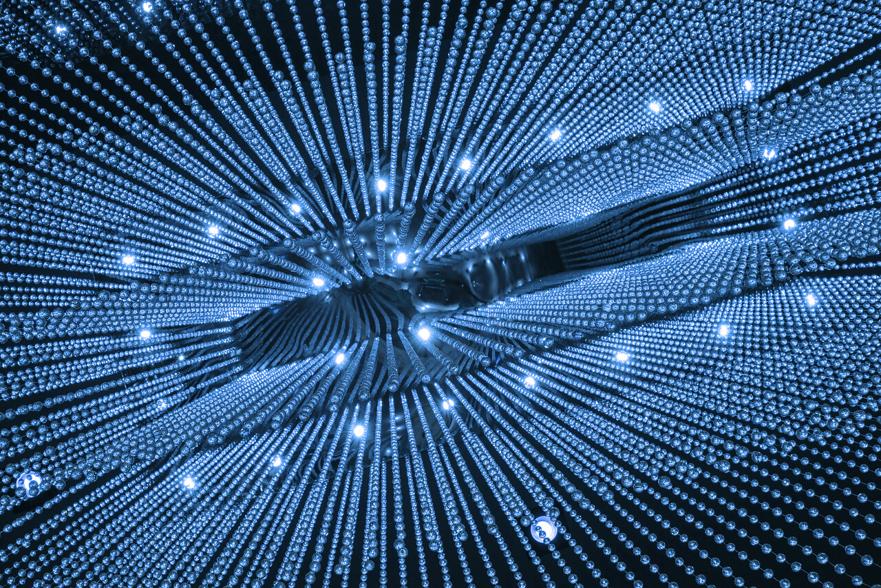 充满现代科技感觉的豪华吊灯